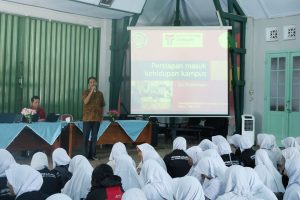 Kunjungan Rektor ke Smada